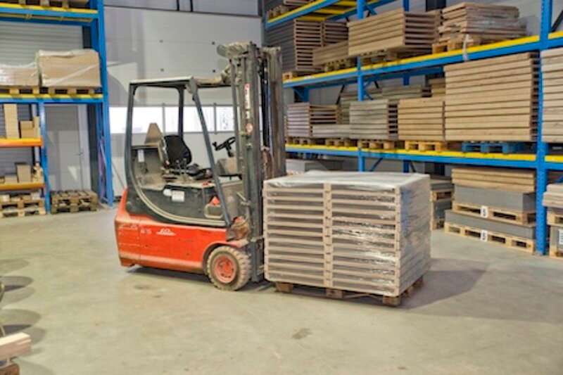 Heftruck met pallets PVC traptreden in het magazijn van WK Houtprodukten